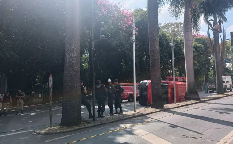 Viatura do Corpo de Bombeiros colide com ônibus e tomba com paciente dentro no Centro de BH