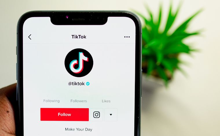 Loja em MG é condenada a indenizar ex-funcionária em R$12 mil por obrigá-la a fazer vídeos no TikTok