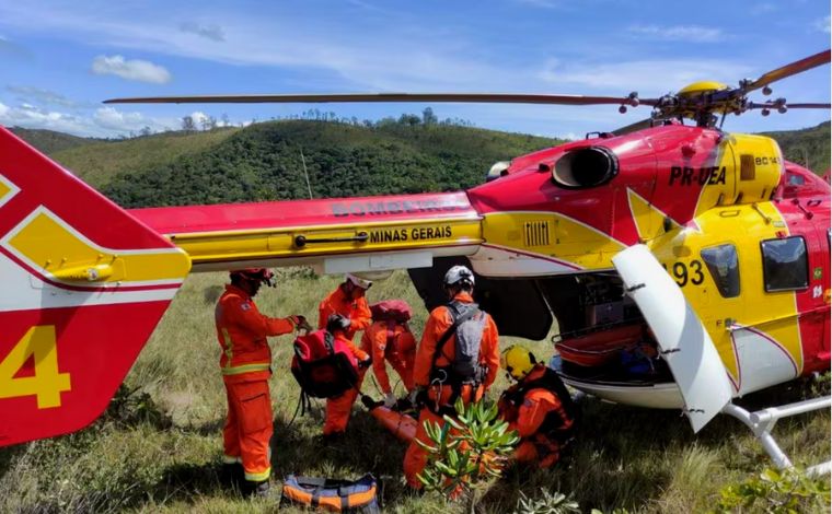 Mulher é resgatada após queda de dez metros em cachoeira no interior de Minas