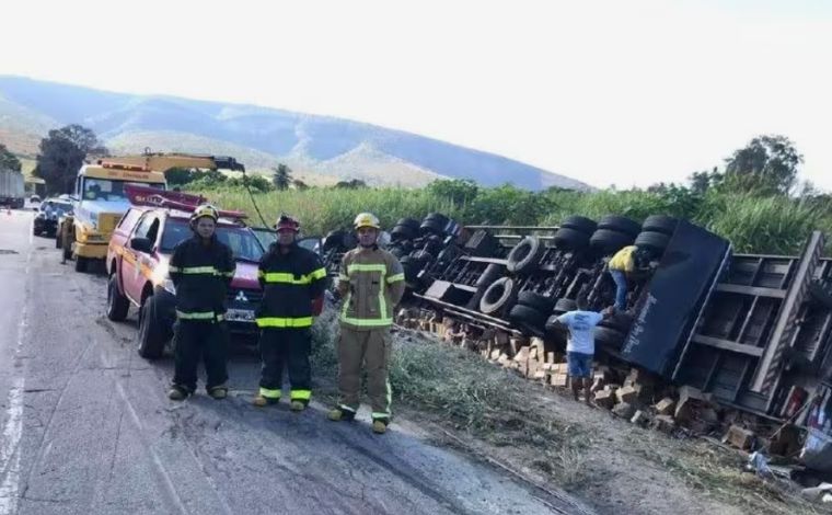 Carreta tomba e motorista morre preso às ferragens na BR-116, em MG