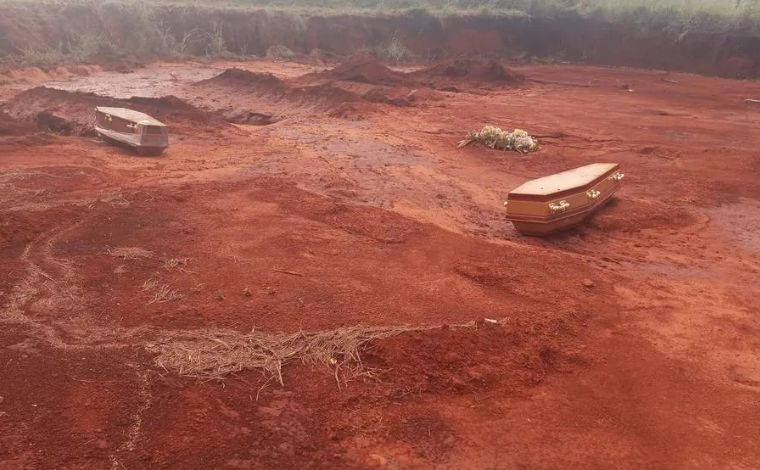 Caixões são arrancados de covas de cemitério após forte chuva no interior de Minas 