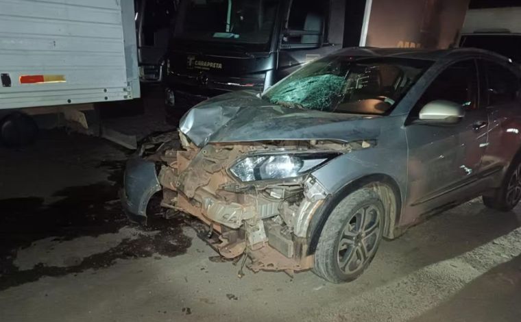 Caminhoneiro é atropelado e arremessado pelo para-brisa de carro na BR-040, em MG