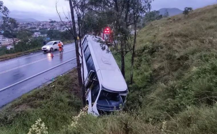 Acidente entre carro e micro-ônibus deixa morto e ferido na BR-267, em MG