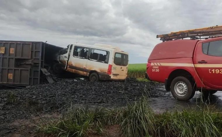 Ao menos 17 pessoas ficam feridas em colisão entre carretas e van na rodovia MG-494