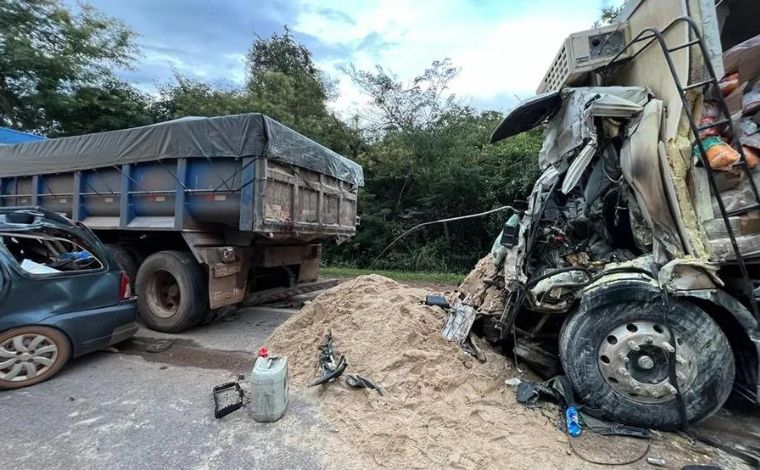 Motorista morre preso às ferragens após engavetamento entre cinco veículos na BR-040, em Paracatu