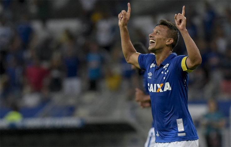 Em casa, Cruzeiro joga para o gasto e vence Caldense pelo Mineiro