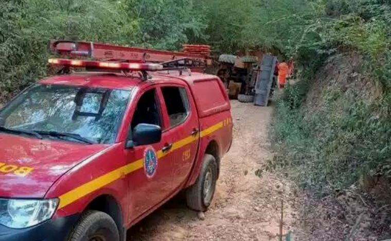 Operador de máquina morre esmagado após retroescavadeira tombar no interior de Minas  