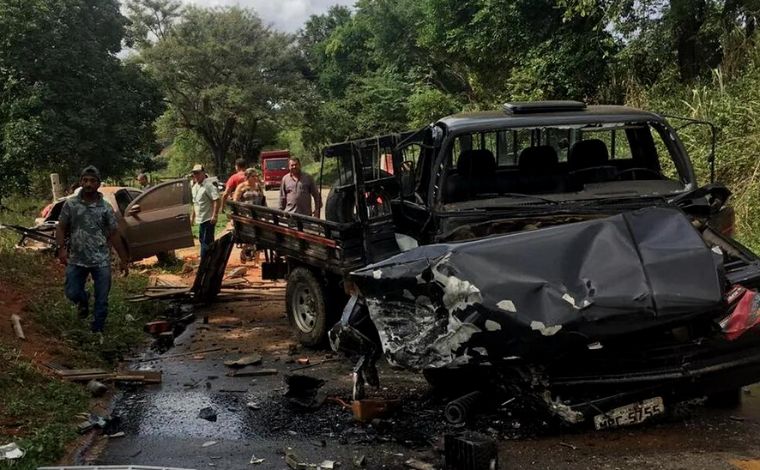 Duas idosas morrem em acidente envolvendo caminhonete, carreta e carro na BR-474, em MG