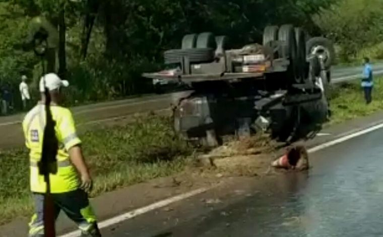 Motorista morre preso às ferragens após caminhão com biodiesel tombar na BR-040, em Esmeraldas
