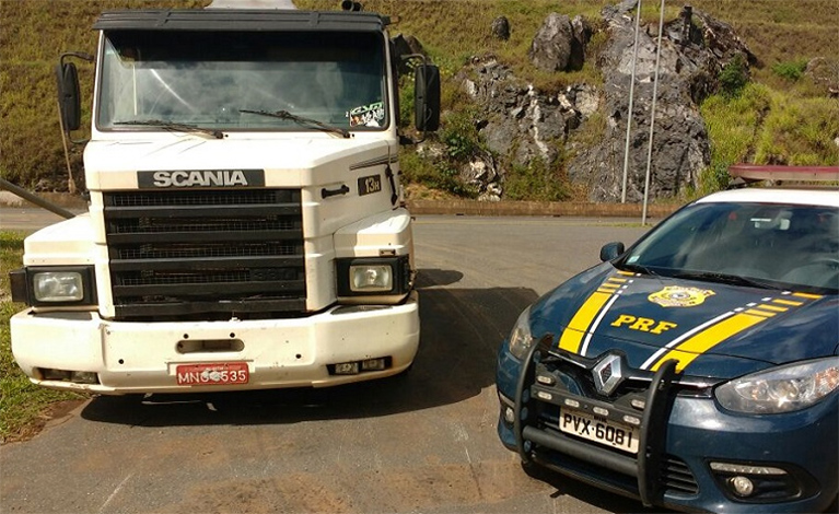 Motorista de carreta com placa encoberta fura pedágio e é preso na BR 040
