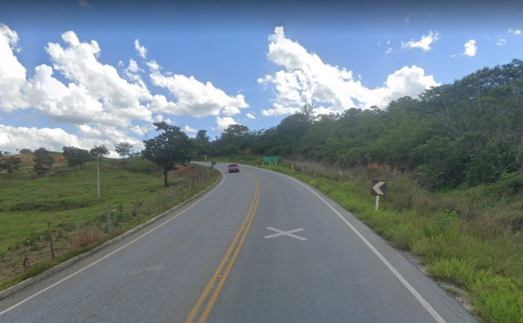 Homem morre após ultrapassar fila de carros, atingir caminhão e capotar em Jaboticatubas 