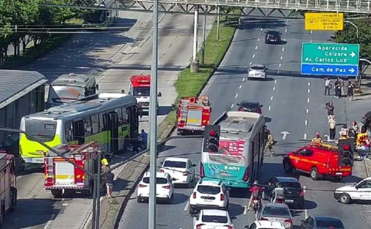 Acidente entre dois ônibus deixa 27 feridos na avenida Antônio Carlos, em Belo Horizonte