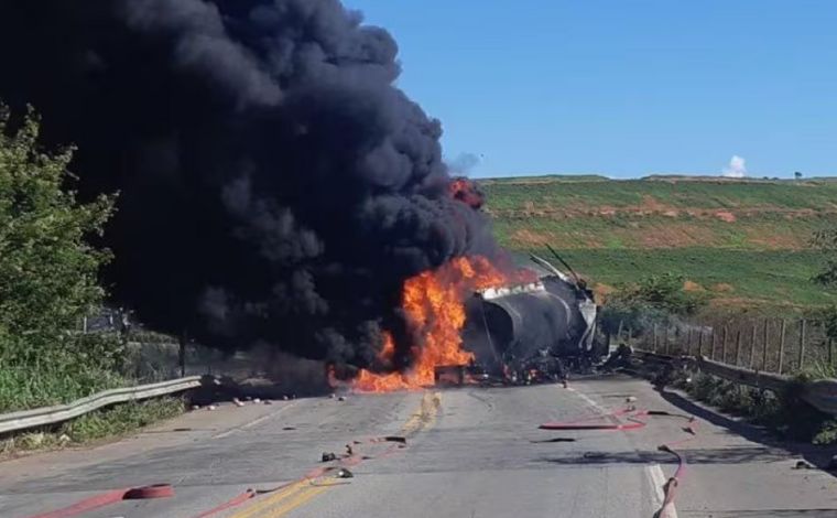 Vídeo: Motorista morre carbonizado após acidente entre duas carretas na BR-381, em MG