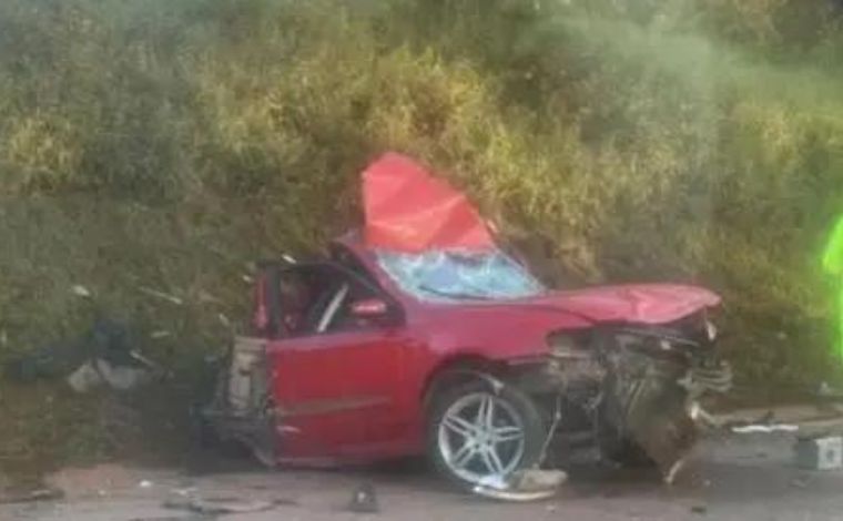 Acidente entre carros e caminhão deixa um morto na BR-040, em Nova Lima