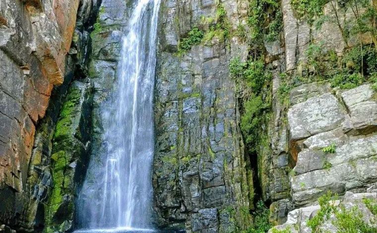 Cachoeira Véu da Noiva é interditada após visitantes notarem fenda em paredão rochoso