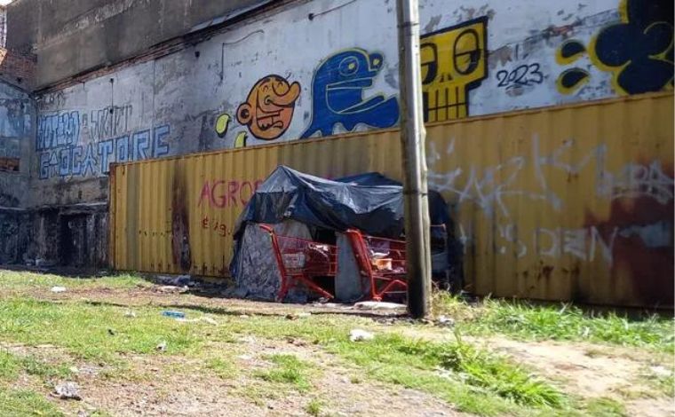 Corpo é encontrado carbonizado dentro de contêiner na avenida Antônio Carlos, em BH