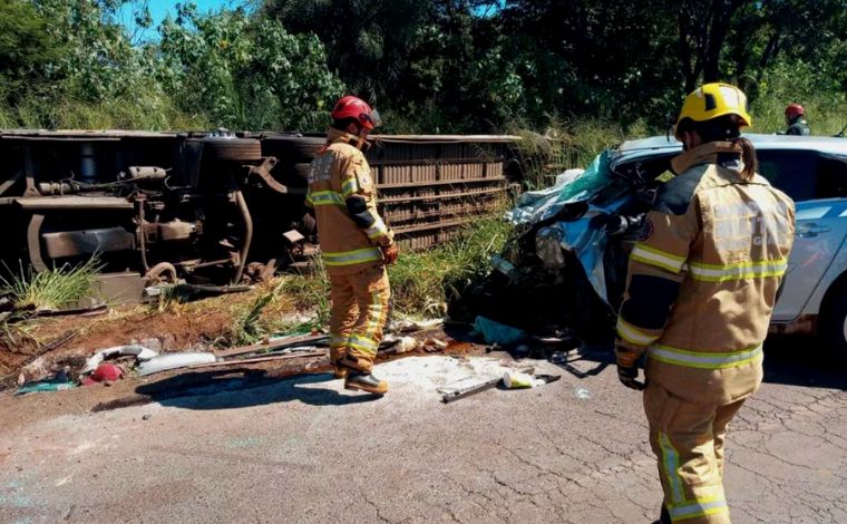 Três pessoas, entre elas uma criança de 3 anos, morrem em acidente na BR-153, em MG