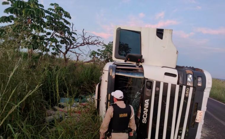 Carreta do Paraguai carregada com cerca de 20 toneladas de maconha tomba em rodovia de Minas 