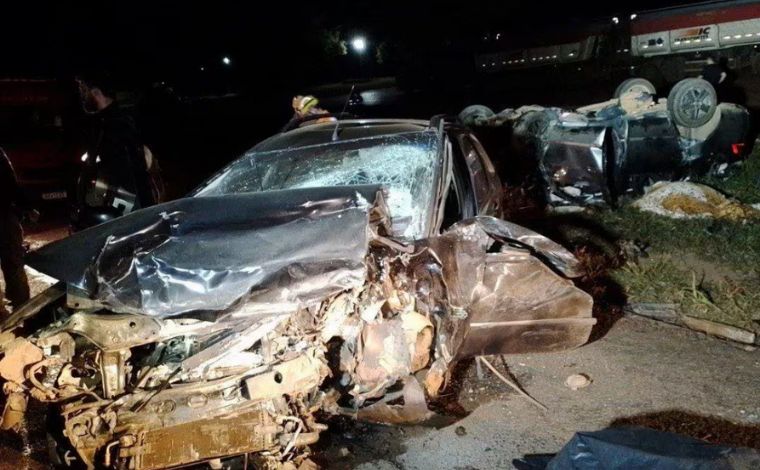 Quatro pessoas morrem e criança fica gravemente ferida em batida entre dois carros na BR-262, em MG