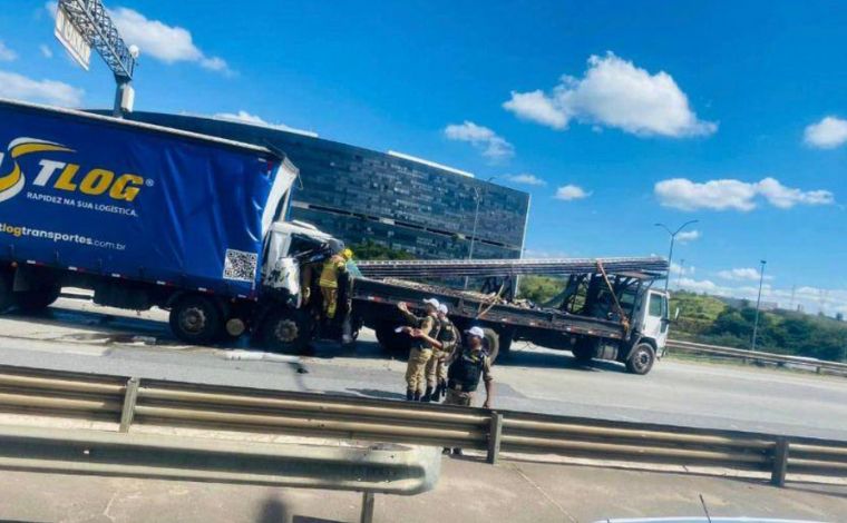 Motorista morre em acidente com caminhões na MG-010, em Belo Horizonte