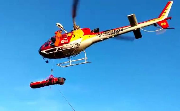 Homem é resgatado após queda de 50 metros durante prática de parapente em Minas Gerais 