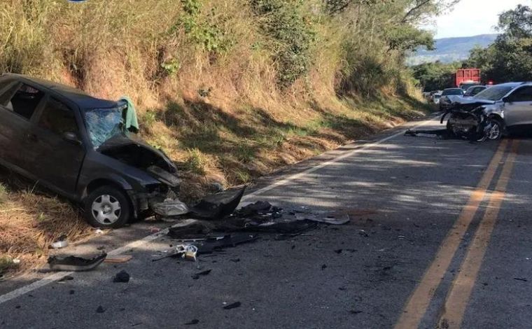 Sete-lagoana morre em acidente entre dois carros na rodovia MG-060; duas pessoas ficaram feridas