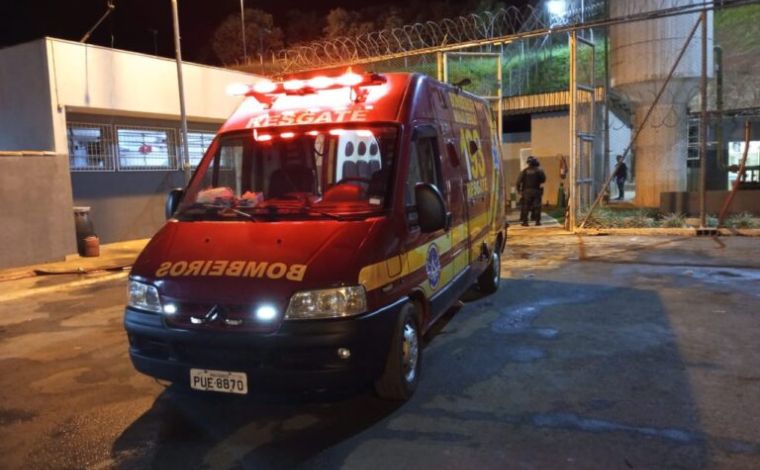 Incêndio em presídio mata detento e deixa outros 12 feridos e intoxicados em Minas Gerais 