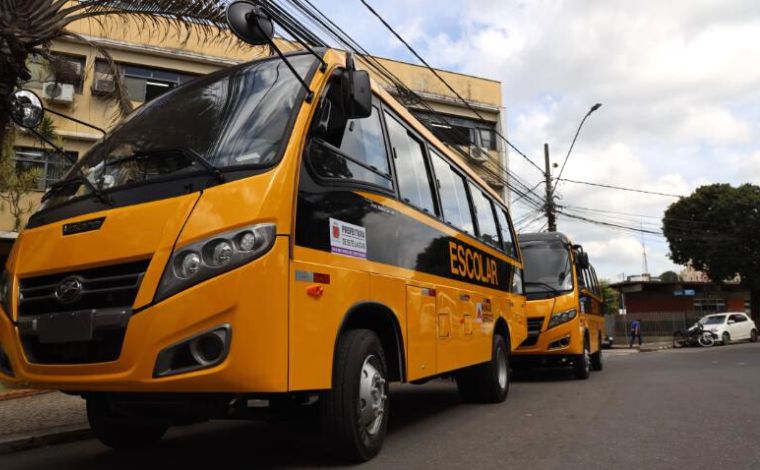 Novos micro-ônibus para transportar alunos das escolas municipais são entregues em Sete Lagoas 