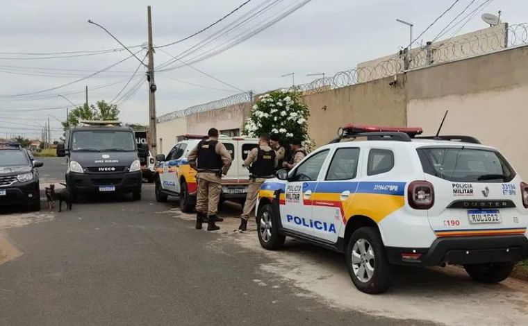 Homem é preso suspeito de matar esposa e esfaquear filha após mulher descobrir traição em MG