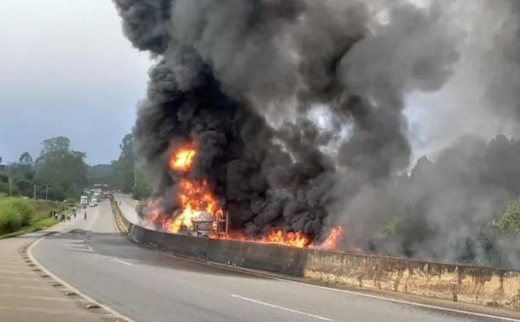 Caminhão-tanque carregado com diesel tomba e explode na BR-040, em Barbacena; rodovia é interditada 