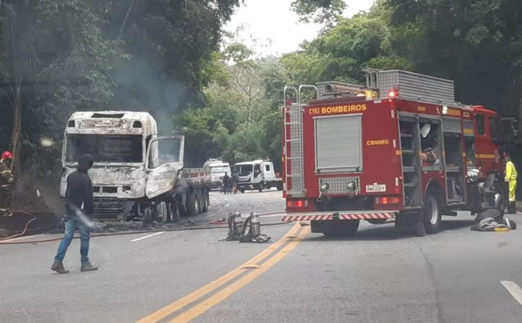 Incêndio em carreta carregada com lingotes de aço interdita parcialmente BR-040