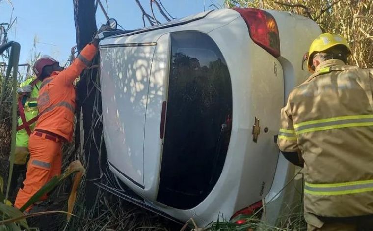 Motorista fica preso às ferragens após carro capotar na BR-040, em Três Marias