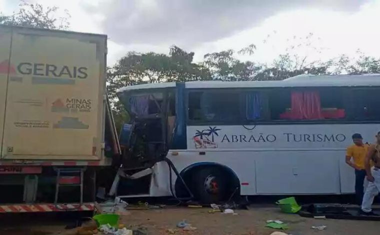 Acidente entre ônibus e caminhão deixa um morto e três feridos na rodovia MGC-122