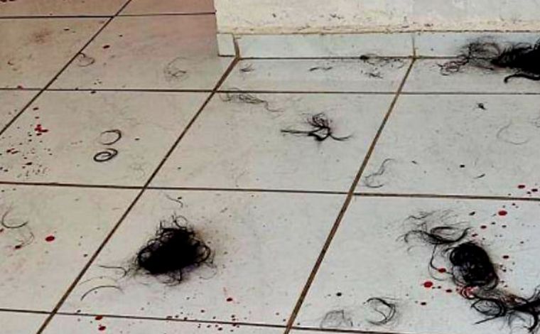 Mulher é agredida e torturada na presença dos filhos em Minas; vítima teve cabelos cortados com faca