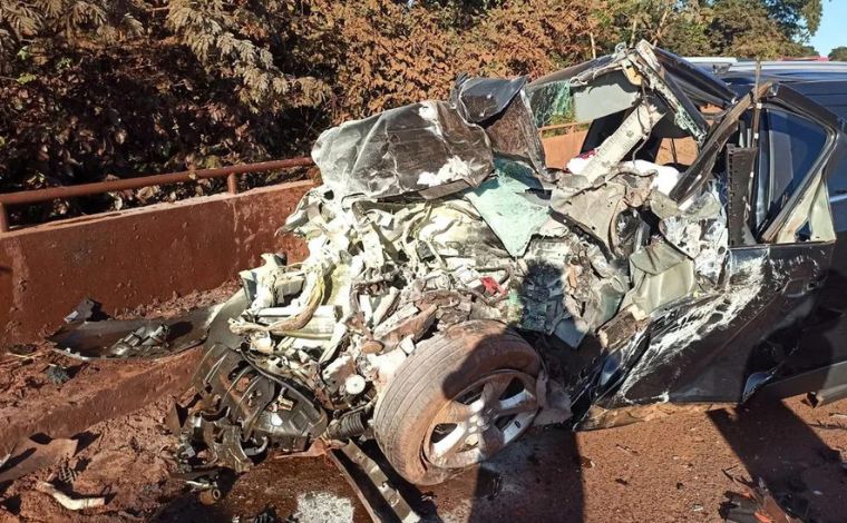 Idosa morre e cinco pessoas ficam feridos em batida entre carro e caminhão na rodovia MG-255
