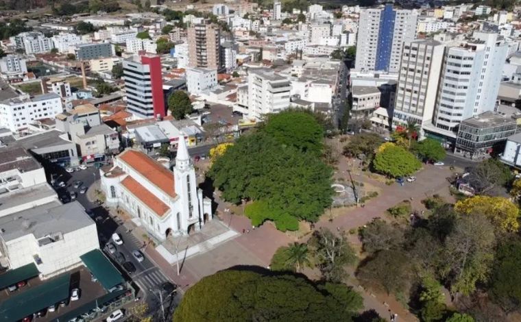 Mãe deixa filho sozinho em casa para ir à festa e criança cai do 3º andar em Minas