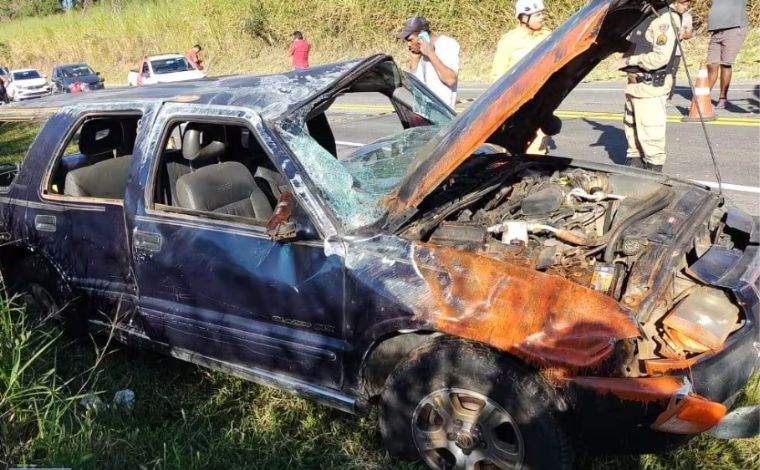 Passageiro morre após motorista passar mal e capotar carro na MG-050; três pessoas ficaram feridas