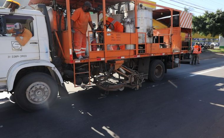 Pintura da sinalização viária marca etapa final da revitalização da Avenida Marechal Castelo Branco