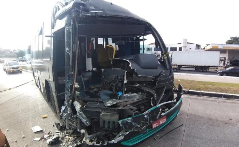 Acidente entre ônibus Move Metropolitano deixa 17 feridos em Belo Horizonte