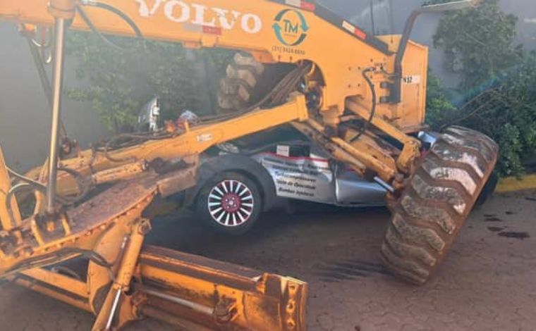 Motorista de carro é socorrido em estado grave após trator passar por cima do veículo em BH