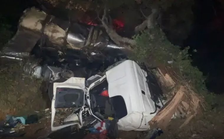 Motorista de carreta bitrem morre após capotar veículo na BR-267 no Sul de Minas Gerais