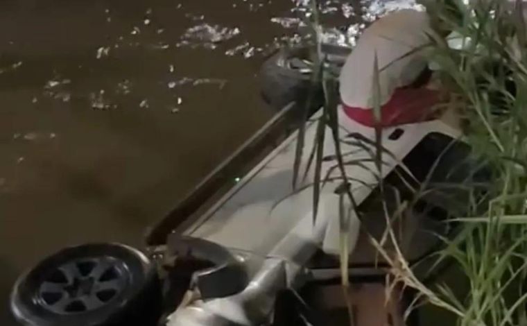Motorista embriagada é presa após perder controle da direção e cair dentro de rio, em MG