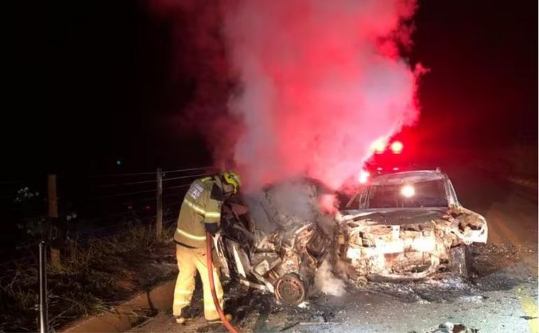 Colisão entre dois carros deixa um morto e quatro feridos na rodovia MGC-120