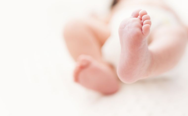 Pais de bebê hospitalizada com pernas quebradas são indiciados pela morte de outro filho, em MG