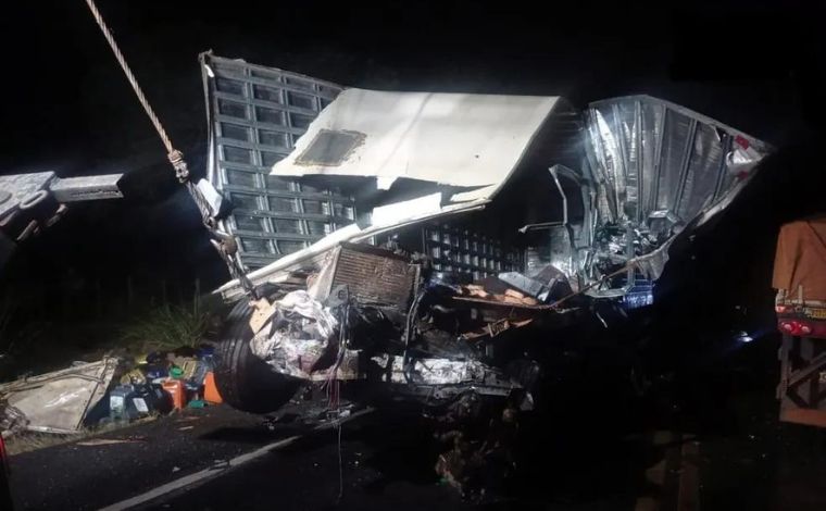 Motorista morre em acidente envolvendo dois caminhões na BR-354, em Minas 
