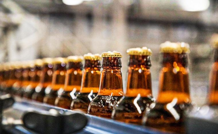 Indústria cervejeira alerta para aumento no preço das bebidas: Ambev e Heineken informam governo