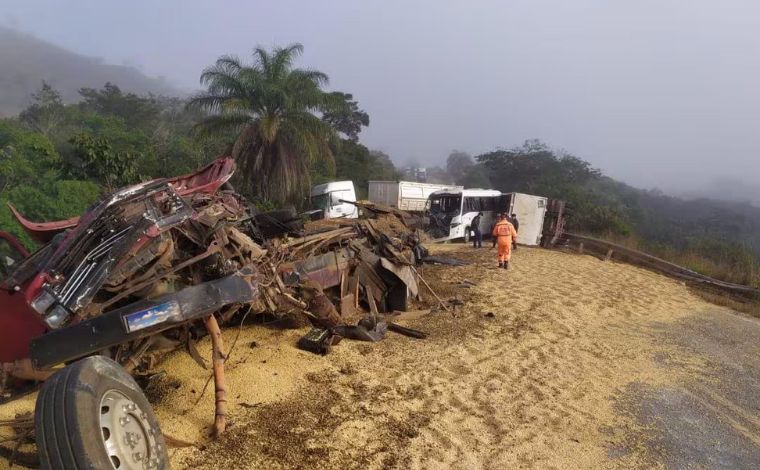 Acidente entre micro-ônibus, caminhão e carreta deixa mortos e feridos na BR-265, em Minas 