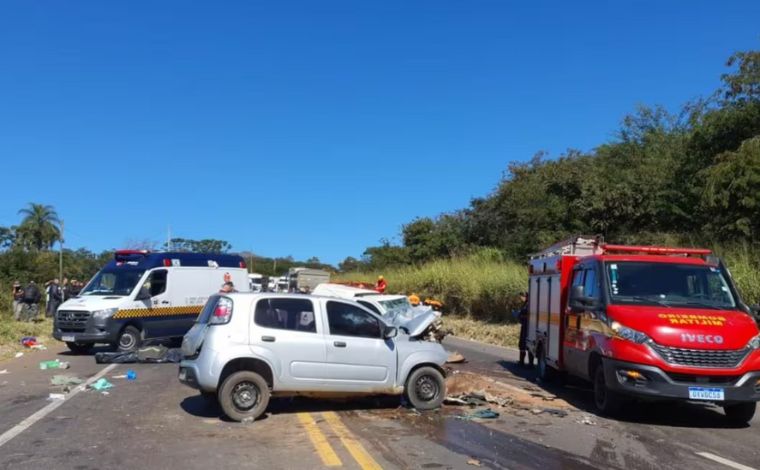 Uma pessoa morre e quatro ficam feridas em acidente na BR-381, na Grande BH; veja vídeo