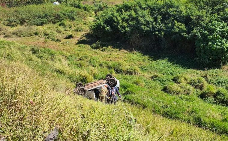 Vídeo: Homem fica ferido após carro capotar e cair de ribanceira no Anel Rodoviário de BH