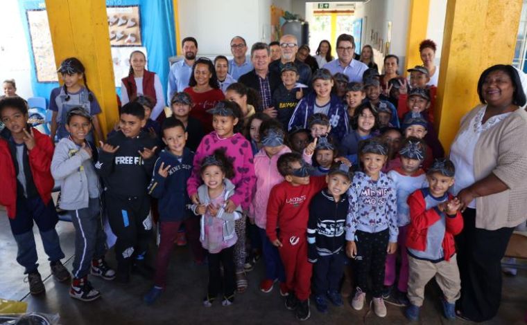 Alunos da Escola da Estiva recebem uniformes completos em parceria com empresário de Sete Lagoas 